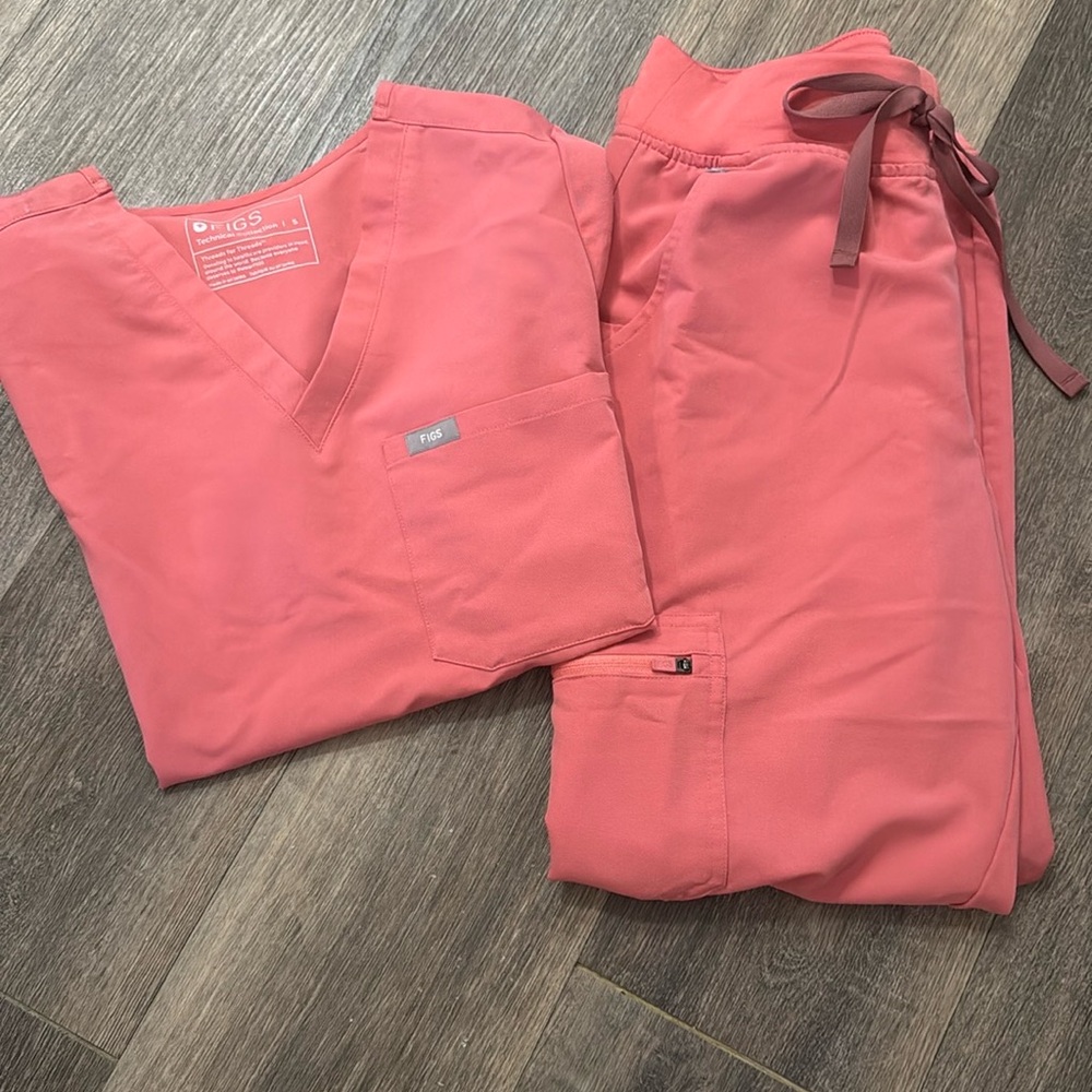 FIGS Coral Scrub Set